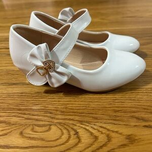 Elegant White Kids' Shoes with Bow Accent